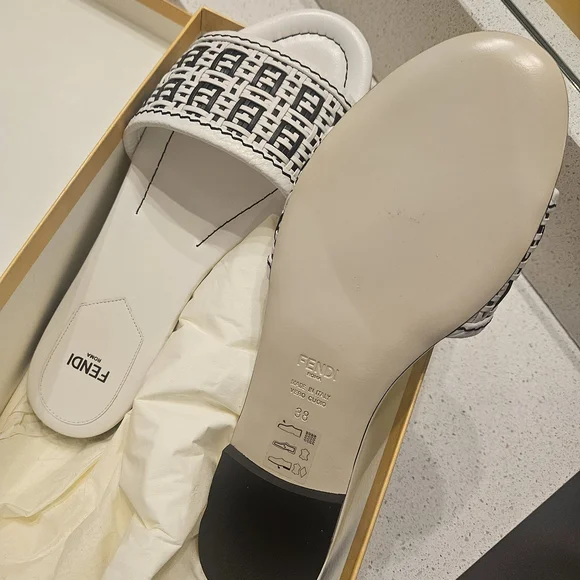 Fendi Women's Black and White Slide Sandals - Picture 3 of 8